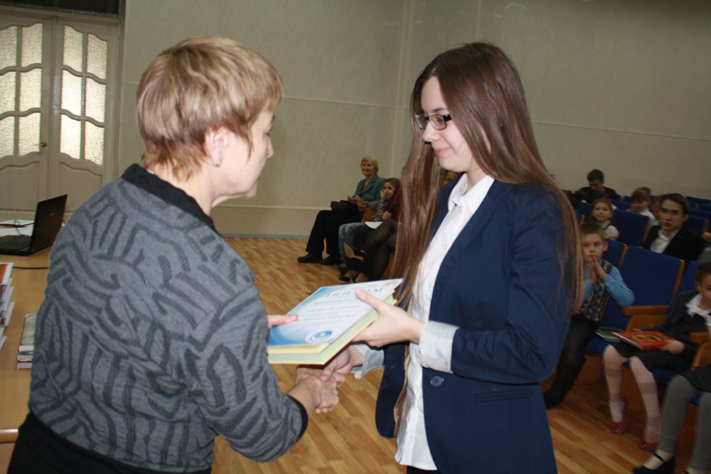 Осипова Надежда Николаевна награждает победителей проекта 