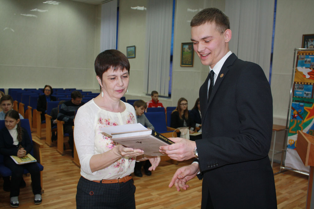 Федулеев Роман награждает победителей проекта 